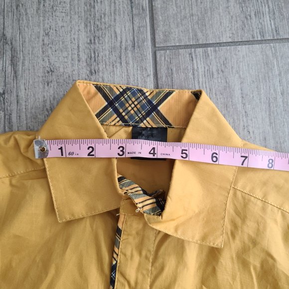 Harry Potter Hufflepuff Universal Studios Men’s Button-Up Shirt Yellow XS NEW - Picture 11 of 12